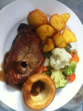 Cordero, con patatas rusticas, verduras, salsa asado
