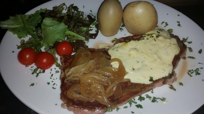 ENTRECOTTE, CON CEBOLLA CARAMELIZADA Y SALSA BERNAISE